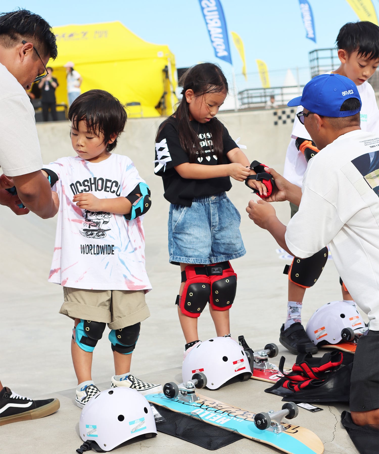 スケートパークの楽しげな家族