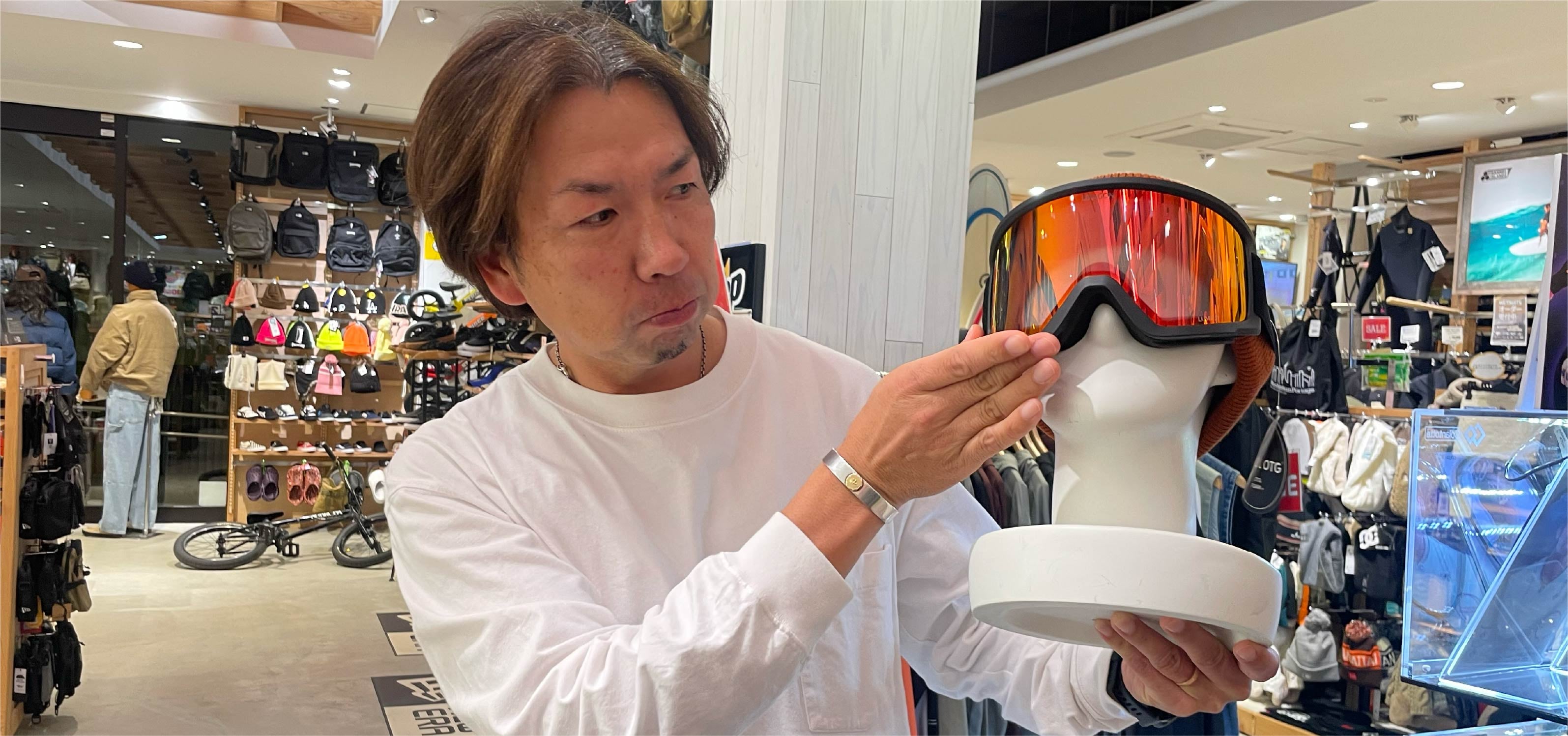 スノーボードゴーグルを説明している様子