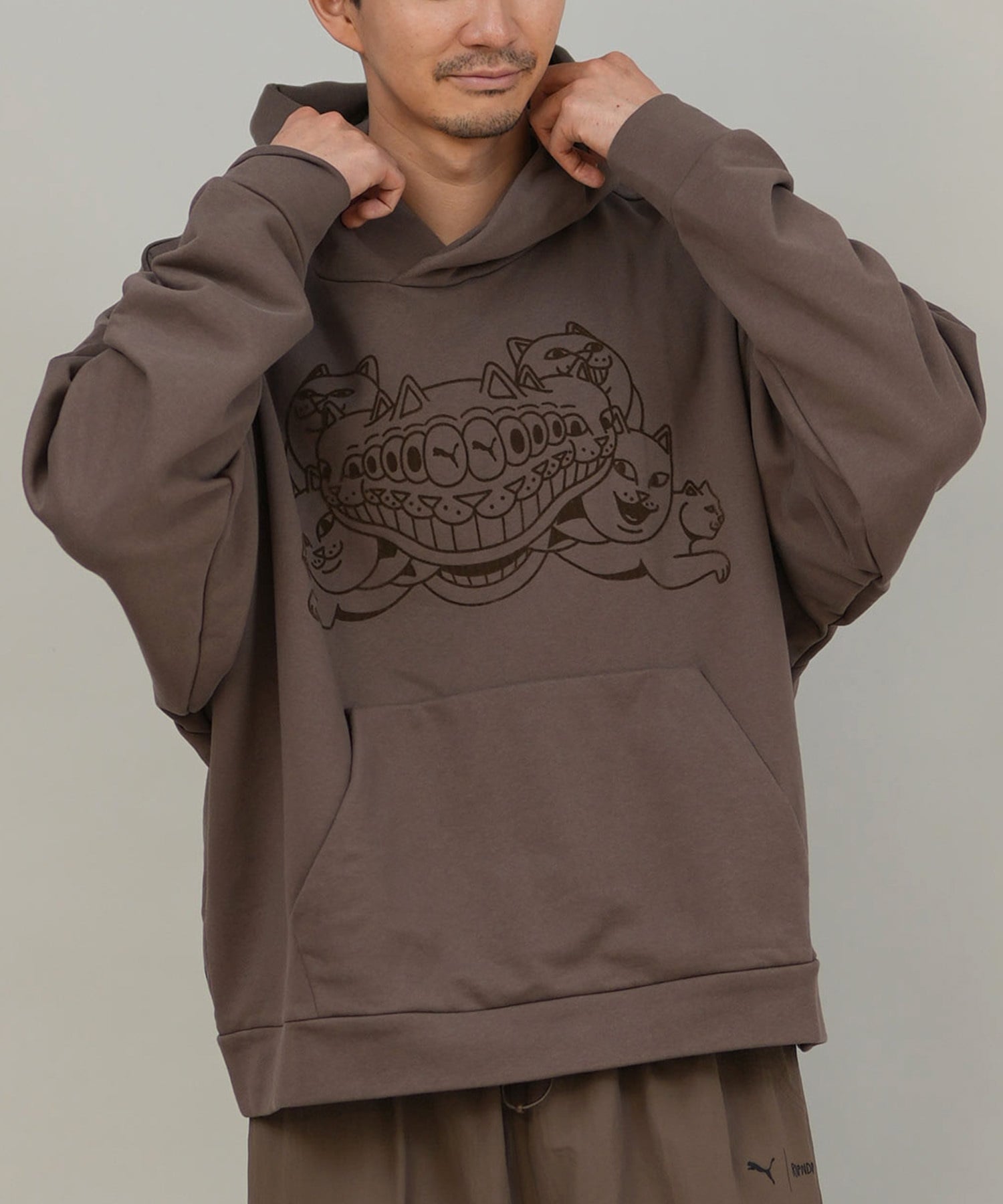 9月27日発売 PUMA プーマ × RIPNDIP リップンディップ コラボ メンズ ボクシー グラフィック フーディ プルオーバー パーカー 裏毛 632414(41-M)