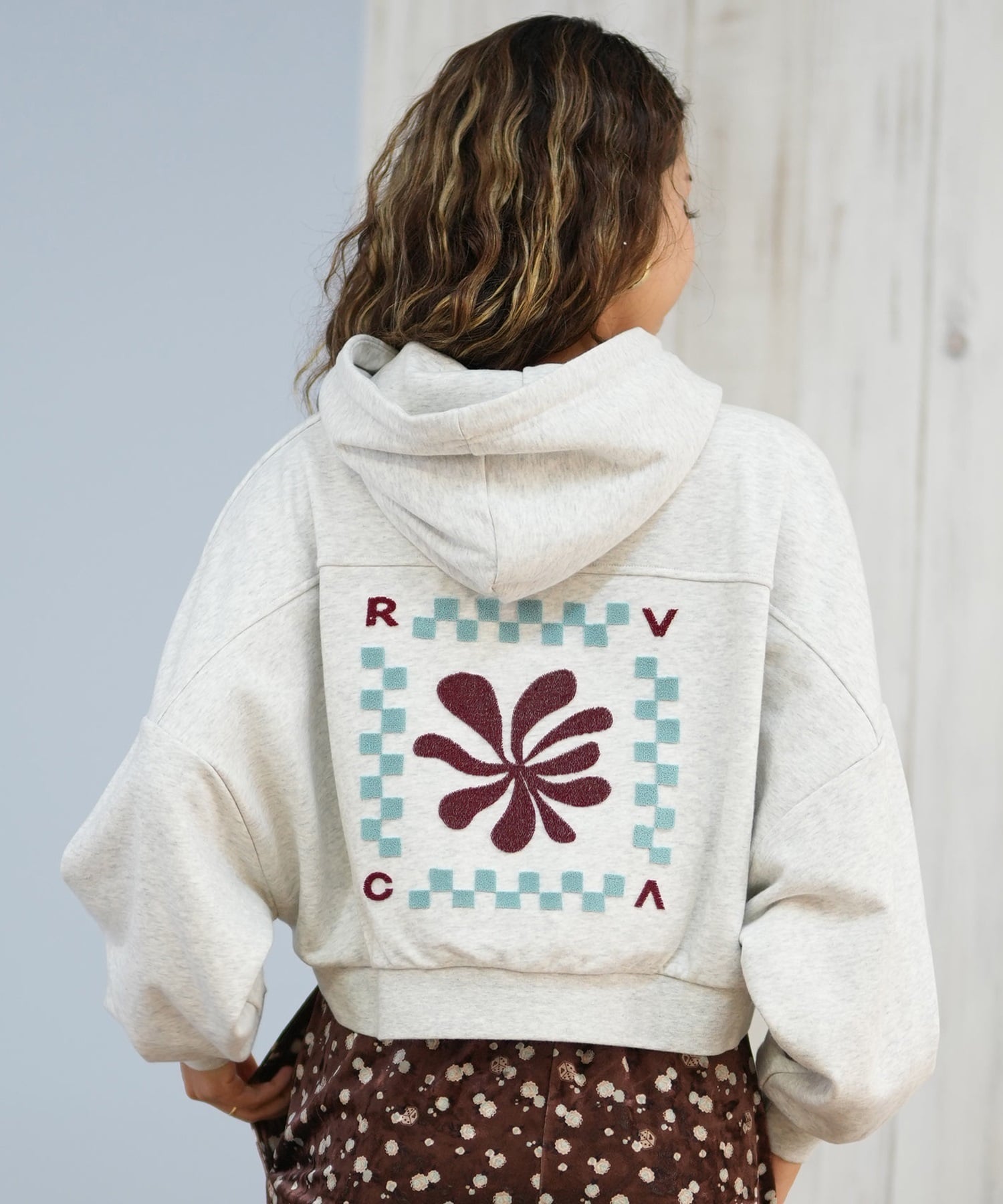 RVCA ルーカ プルオーバー パーカー レディース スウェット フーディー ショート丈 バックプリント ドルマンスリーブ 裏毛 BF044-012(GRY-S)