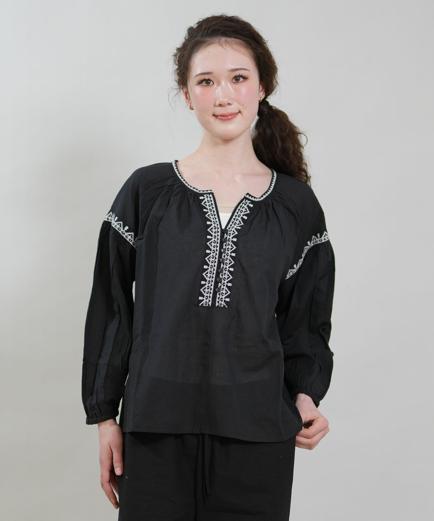 RIKKA FEMME リッカファム 長袖 シャツ レディース ブラウス 刺繍 キーネック RF6S-2601(BLK-FREE)