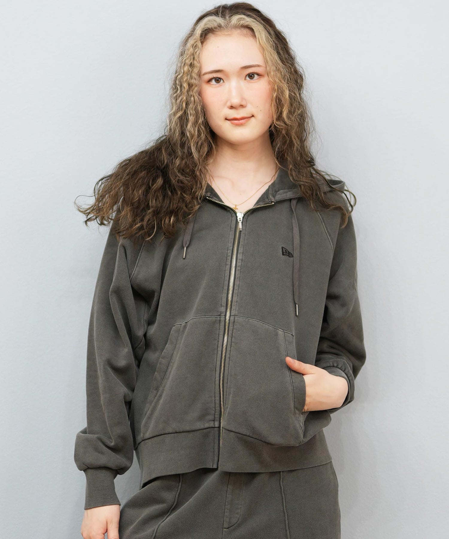 NEW ERA ニューエラ ジップアップ パーカー レディース 裏毛 スウェット フルジップフーディー ガーメントダイ チャコールグレー 14674664(CHA-S)