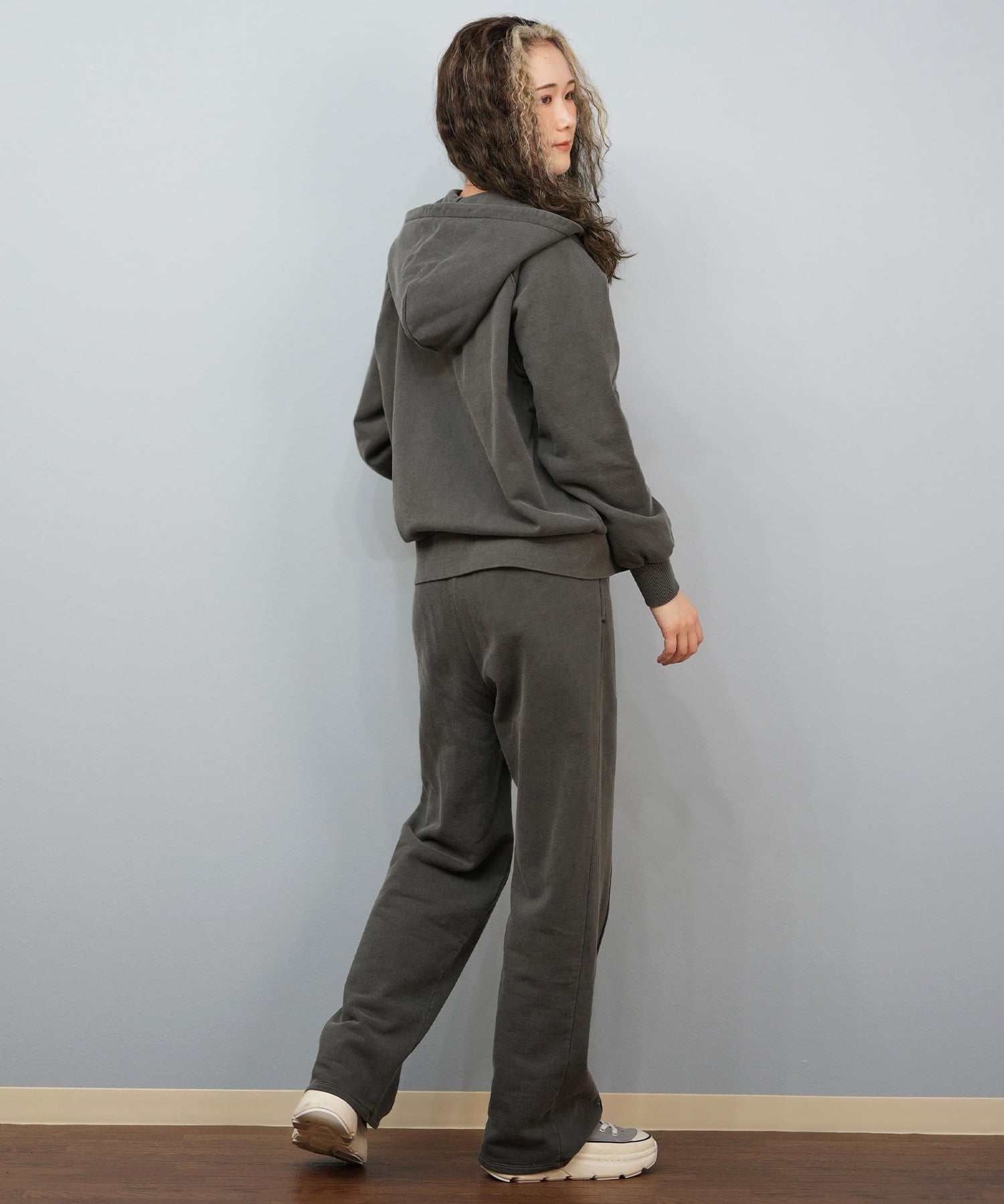 NEW ERA ニューエラ ジップアップ パーカー レディース 裏毛 スウェット フルジップフーディー ガーメントダイ チャコールグレー 14674664(CHA-S)