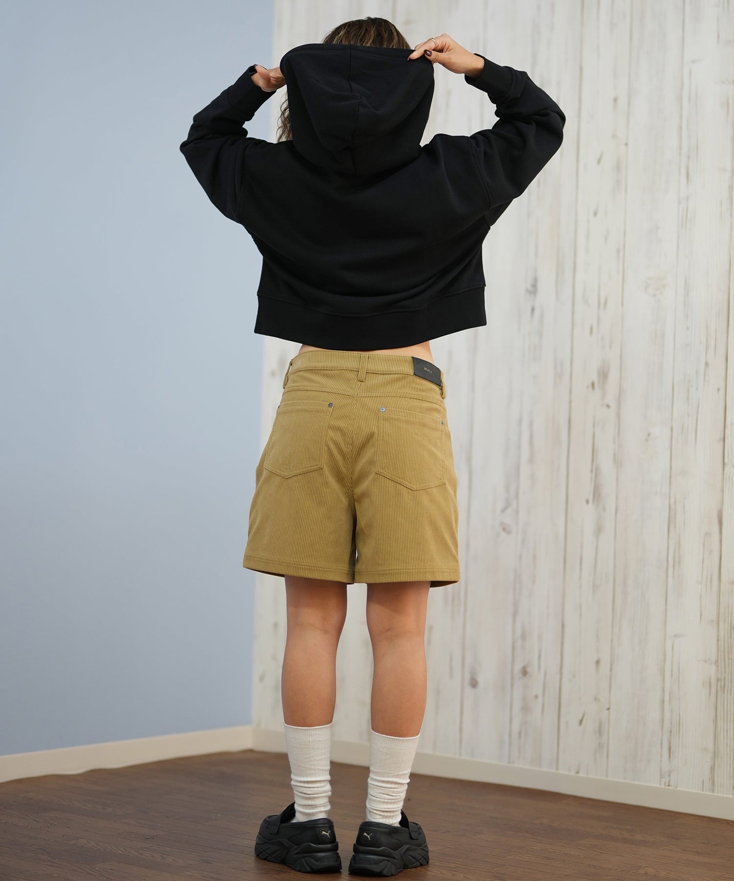 RVCA ルーカ ジップアップ パーカー レディース スウェット フーディー ショート丈 ロゴ 裏毛 NEAT ZIP HOODIE BF044-014(BLK-S)