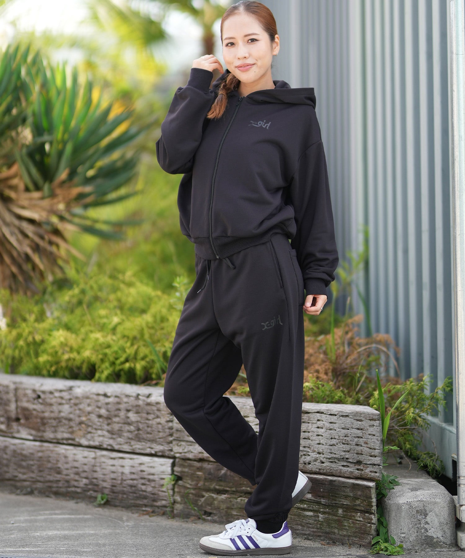 X-girl SPORTS エックスガールスポーツ ジップアップ パーカー レディース クロップド丈 ショート丈 ロゴ セットアップ対応 155253012001(BK-M)