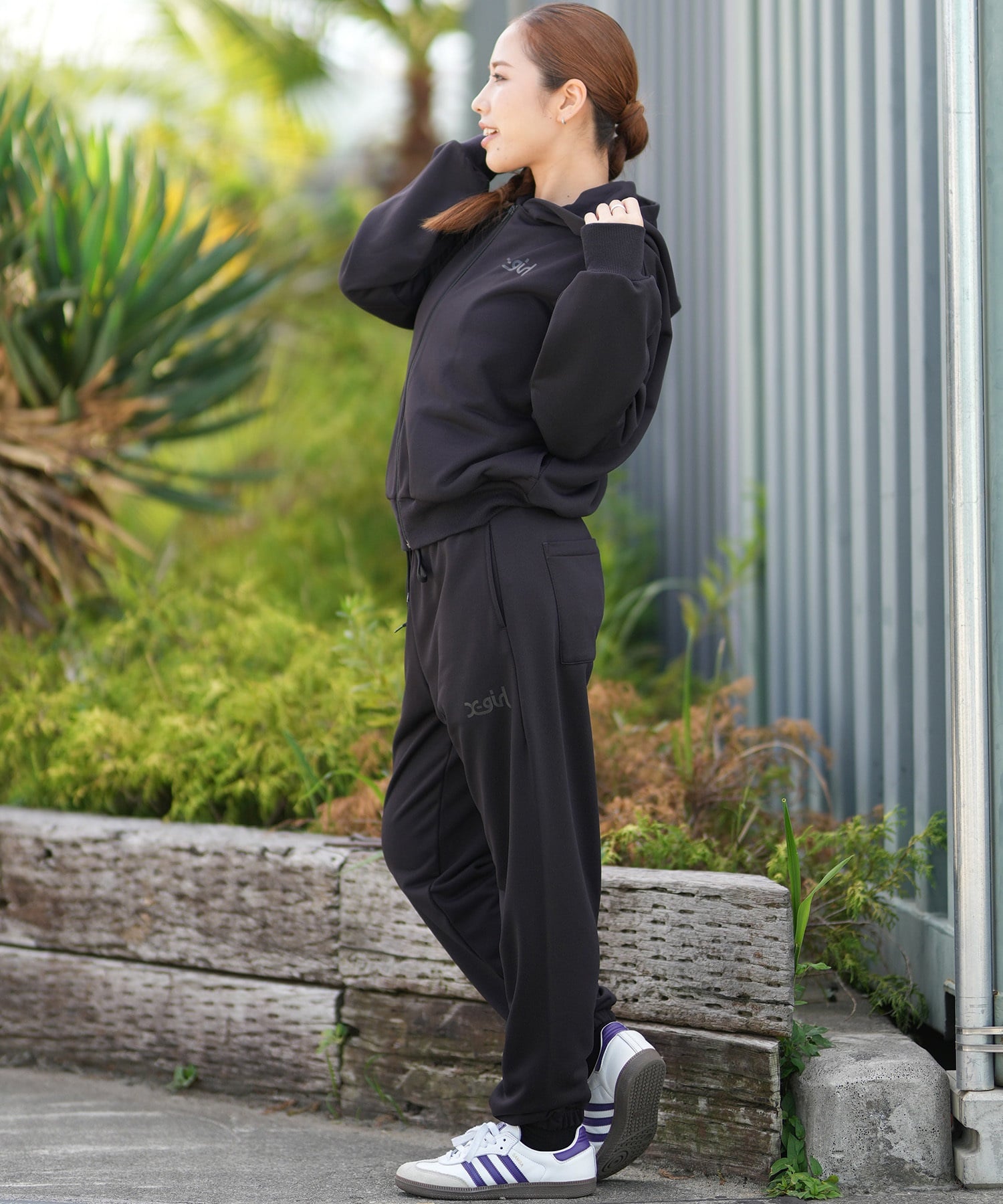 X-girl SPORTS エックスガールスポーツ ジップアップ パーカー レディース クロップド丈 ショート丈 ロゴ セットアップ対応 155253012001(BK-M)