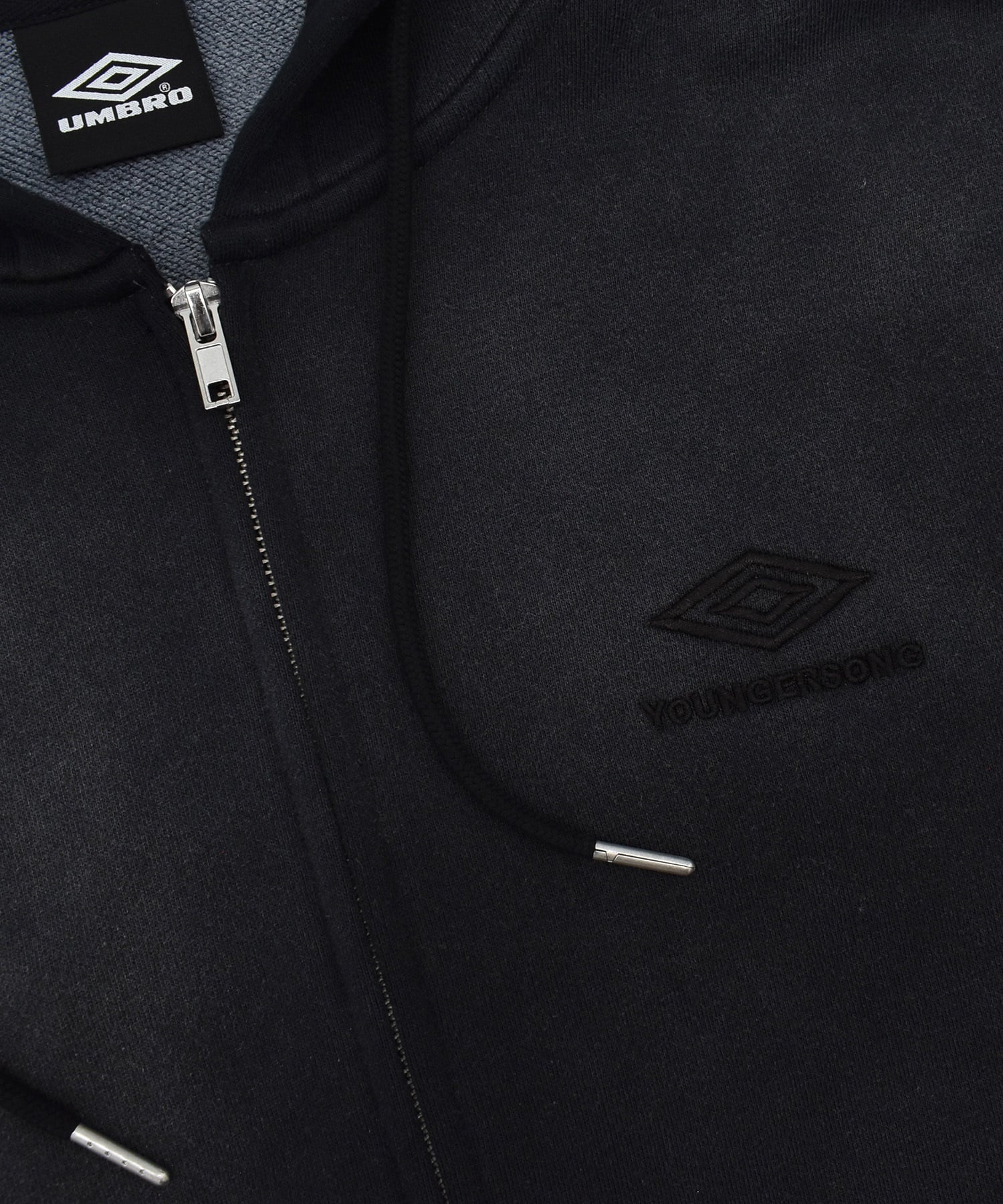 UMBRO アンブロ × Younger Song ヤンガーソング コラボ ジップアップ パーカー 裏毛 MD27-LHD03 ムラサキスポーツ限定(BLACK-M)