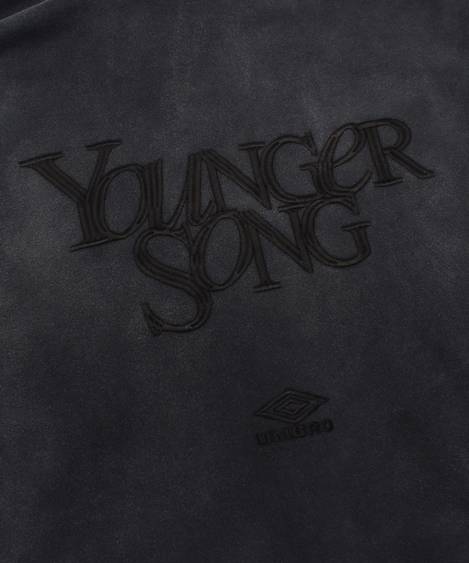 UMBRO アンブロ × Younger Song ヤンガーソング コラボ ジップアップ パーカー 裏毛 MD27-LHD03 ムラサキスポーツ限定(BLACK-M)